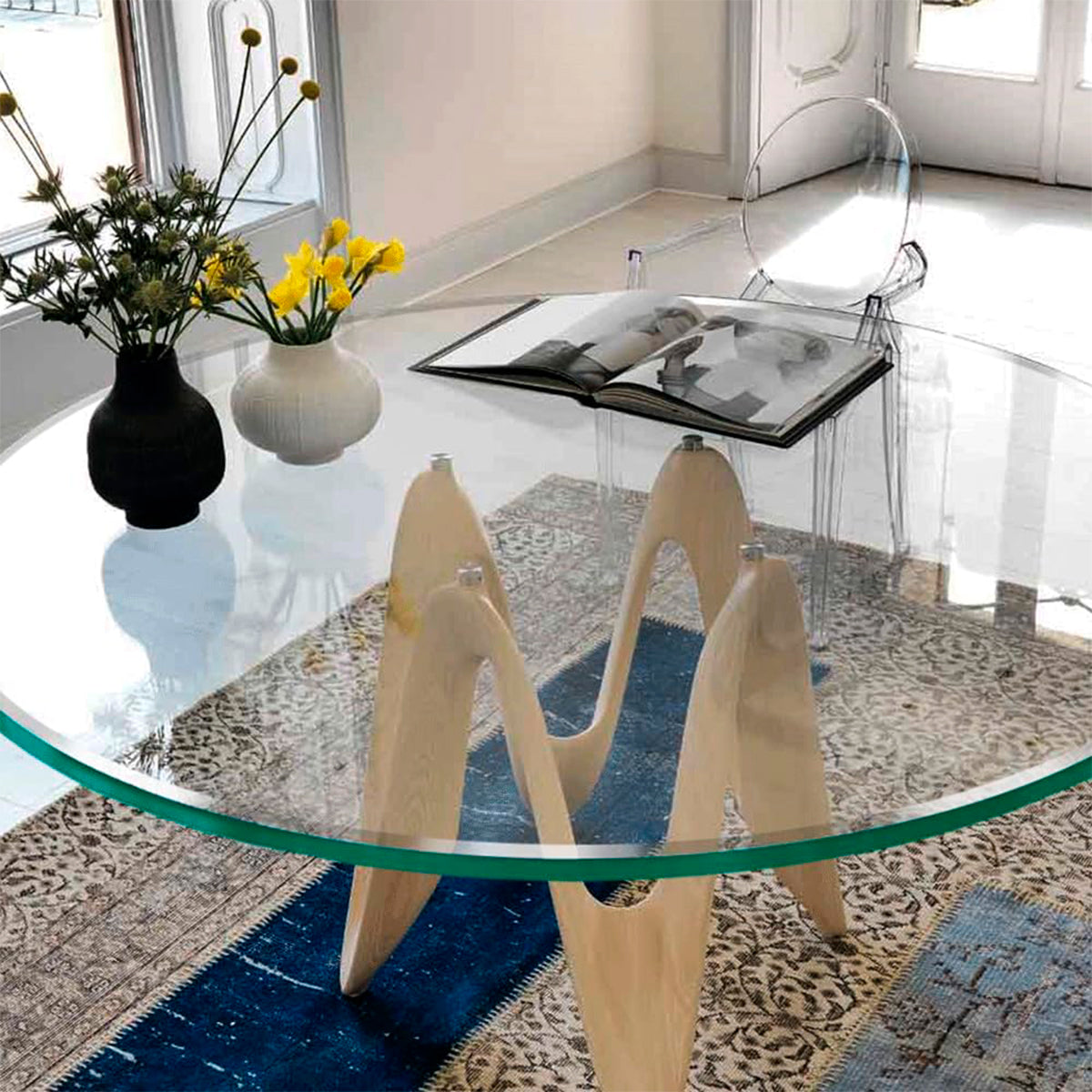 Cubierta Circular Vidrio Claro Templado 100cm Diámetro sobre base de madera en sala moderna de Vetro Design.